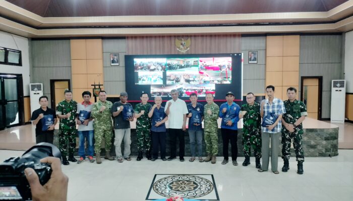 Kodam II/Sriwijaya Bagikan 12 Ribu Paket Sembako Sambut HUT Ke-81 RI, H. Yunus: Sedekah Tak Pernah Membuat Miskin
