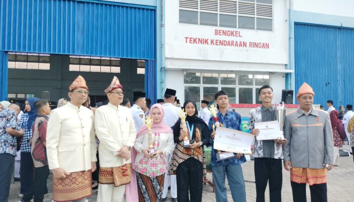 Usai Upacara HUT RI, Kepala SMKN 2 Palembang Beri Penghargaan Siswa Berprestasi dan Ingatkan Bahaya Provokasi