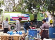Peduli Warga, Polsek Keluang Salurkan 10.000 Liter Air Bersih untuk Masyarakat Desa Mekar Jaya