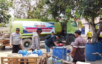Peduli Warga, Polsek Keluang Salurkan 10.000 Liter Air Bersih untuk Masyarakat Desa Mekar Jaya