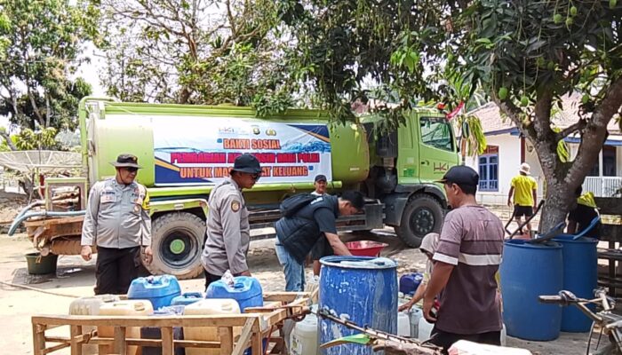 Peduli Warga, Polsek Keluang Salurkan 10.000 Liter Air Bersih untuk Masyarakat Desa Mekar Jaya