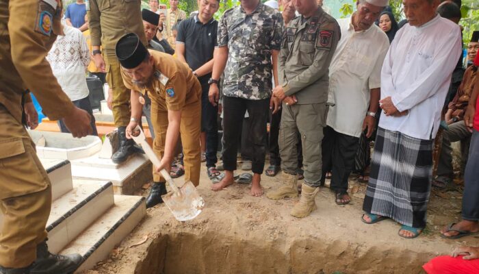 Pemkab OKI Makamkan PNS Inspektorat Secara Kedinasan
