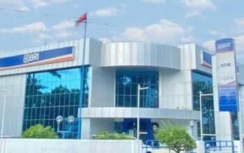 Menyusuri Jalan Berlumpur, Mantri BRI Jaga Akses Keuangan Warga Pelosok OKI