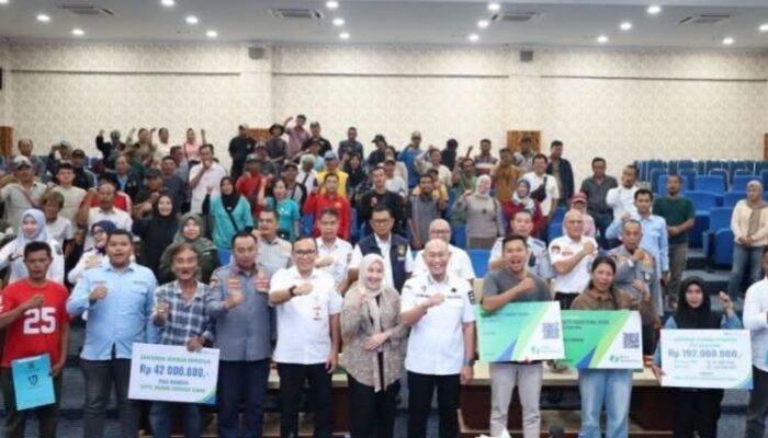 Mengoptimalkan PAD, Wako Linggau Bagikan SK Juru Parkir