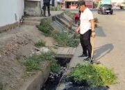 Jumat Bersih di Pangkalan Balai: Warga Bongkar Sampah dan Rumput Liar, Saluran Air Jadi Sasaran
