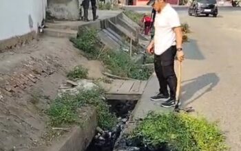 Jumat Bersih di Pangkalan Balai: Warga Bongkar Sampah dan Rumput Liar, Saluran Air Jadi Sasaran