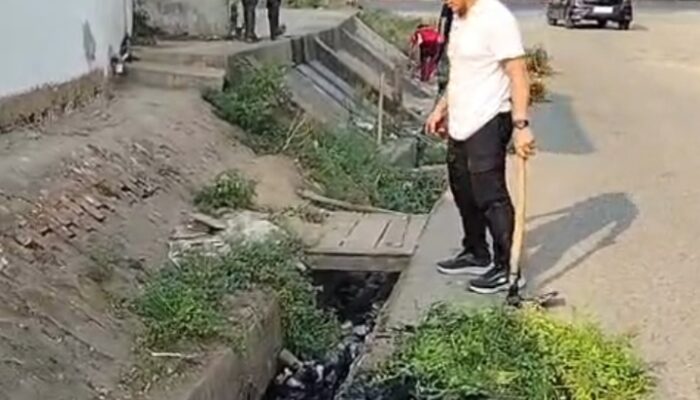 Jumat Bersih di Pangkalan Balai: Warga Bongkar Sampah dan Rumput Liar, Saluran Air Jadi Sasaran