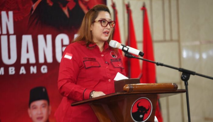 DPC PDI Perjuangan Palembang Bagikan 10.000 Masker untuk Warga Terdampak Kabut Asap