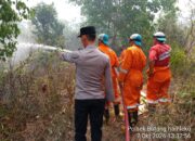 Polsek Batanghari Leko Bersama Damkar dan PT MBI Padamkan Karhutbunlah di Tanah Abang